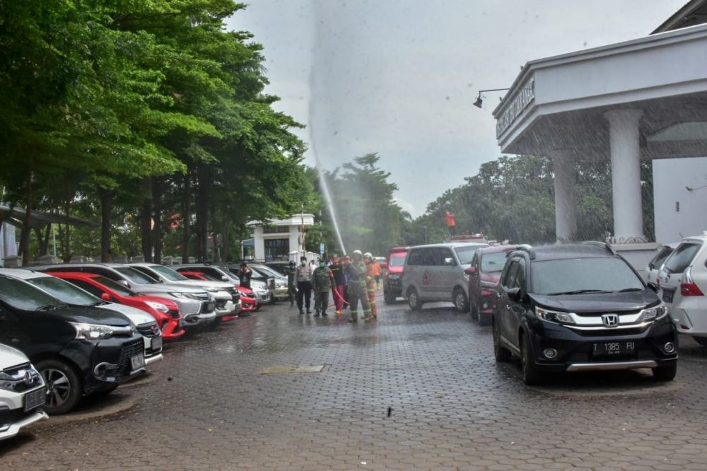 Semprot Disinfektan, Pemerintah Karawang Manfaatkan Mobil Damkar