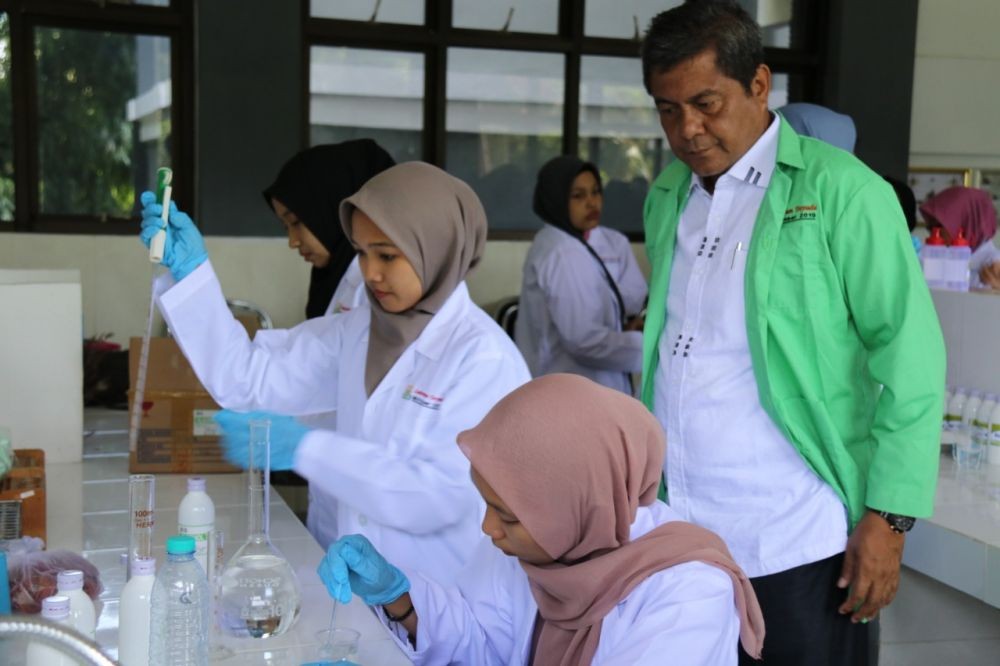 IAIN Jember Produksi Hand Sanitizer untuk Dibagikan ke 100 Masjid
