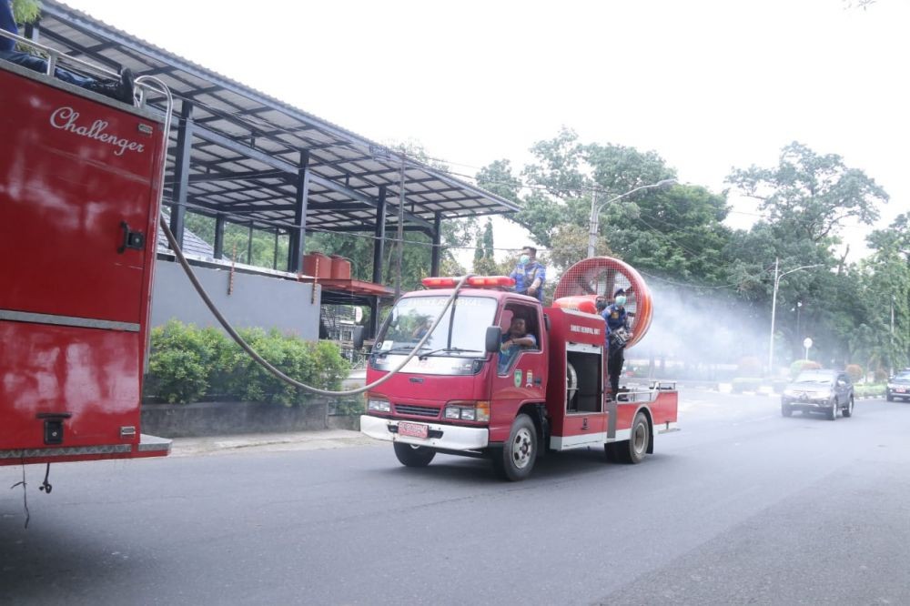 Kerahkan Mobil Smoke Removal, Pemkot Palembang Siram Jalan Raya Kota 