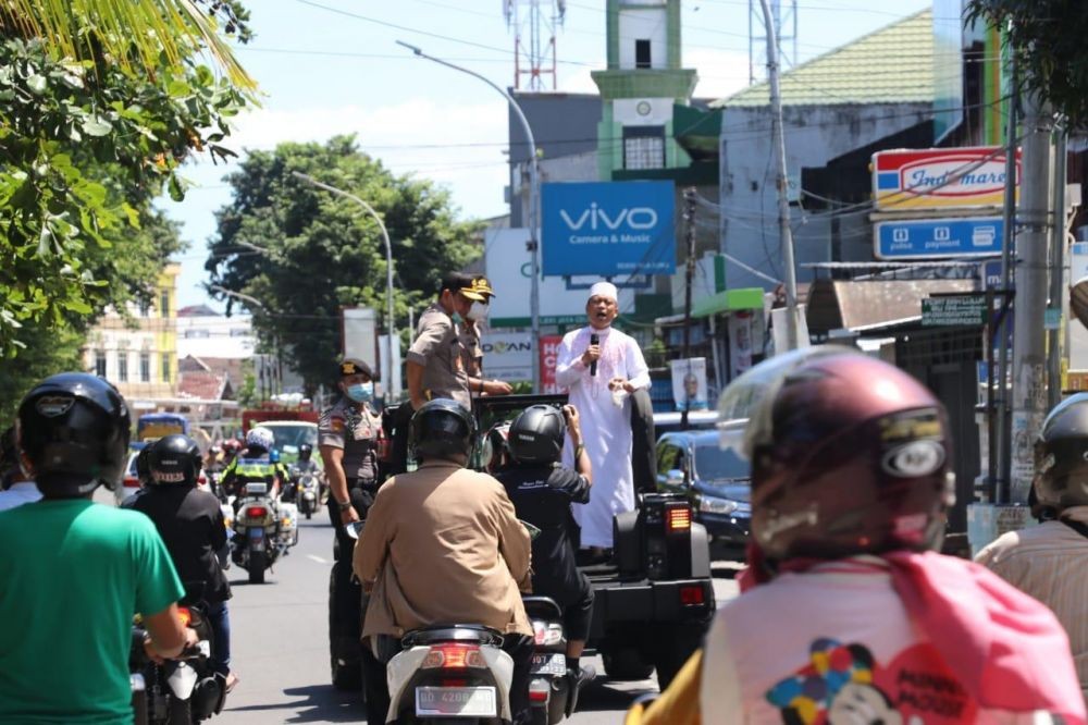 Kapolda dan Ustaz Keliling Kota Makassar Imbau Warga Cegah Corona