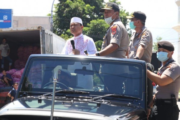 Kapolda dan Ustaz Keliling Kota Makassar Imbau Warga Cegah Corona