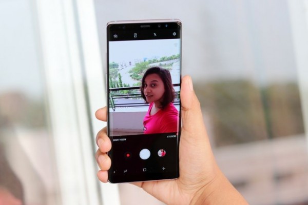 10 Smartphone Berkamera Selfie Terbaik Maret 2020, Bikin Foto Memukau