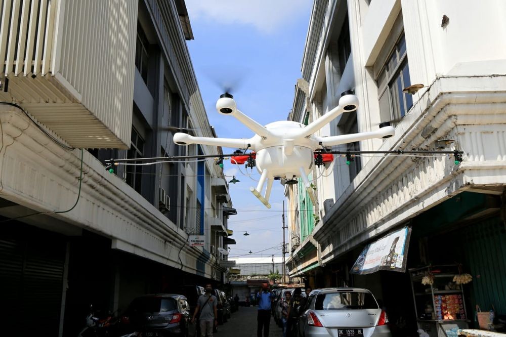 Ingin Merata, Risma Semprot Disinfektan ke Kota Surabaya dengan Drone