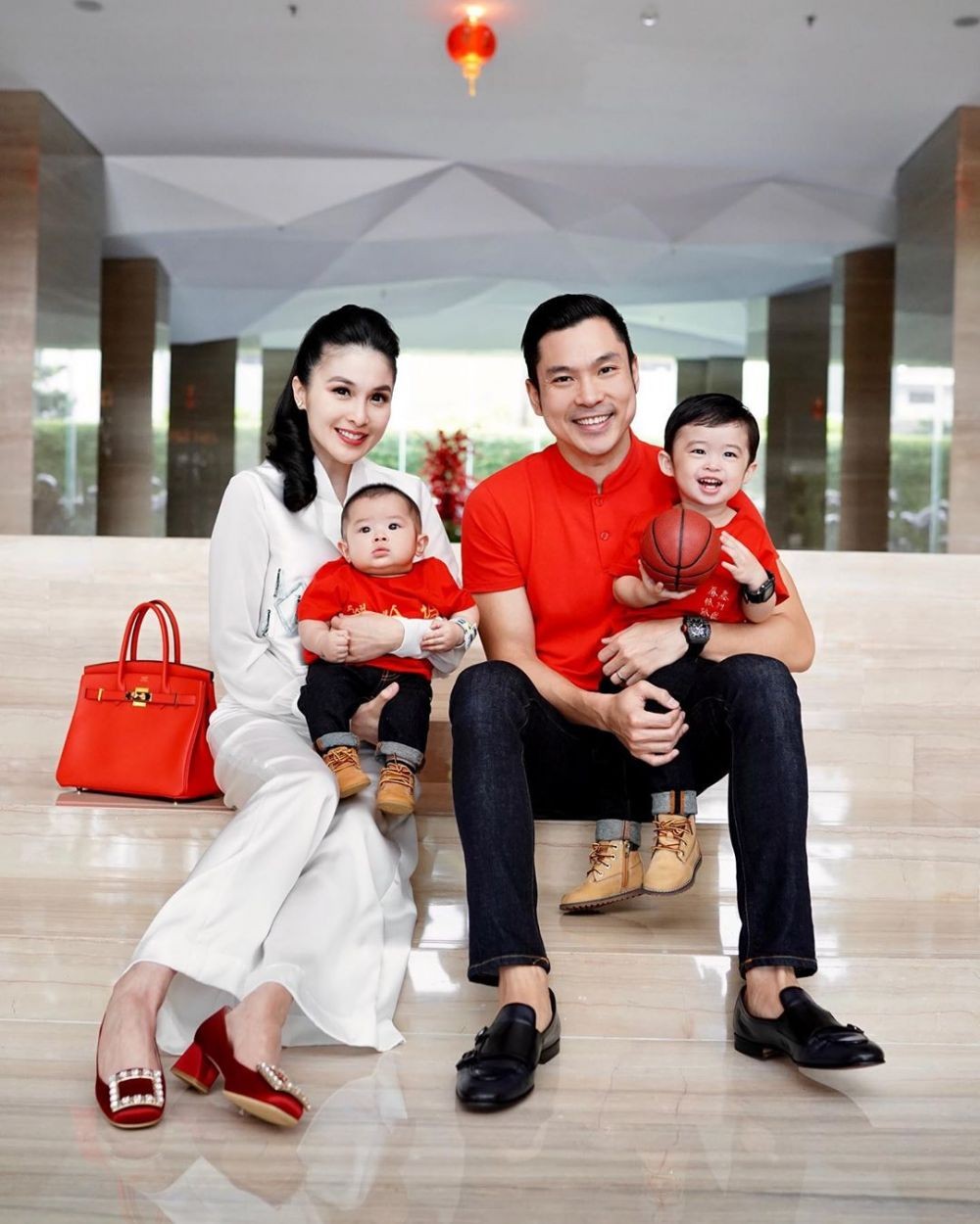 Mana Paling Cetar? 9 Gaya Artis Istri Pengusaha Tajir Melintir
