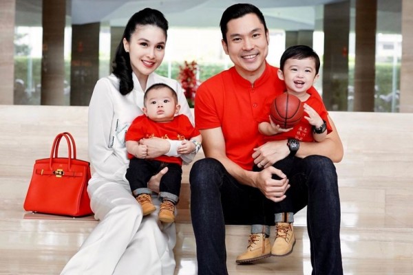 Mana Paling Cetar? 9 Gaya Artis Istri Pengusaha Tajir Melintir