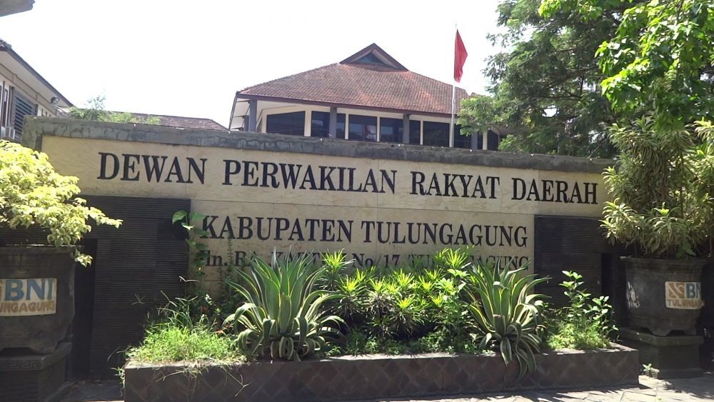 Oknum Anggota DPRD Tulungagung Ngamuk, Pecahkan Toples dan Botol Bir