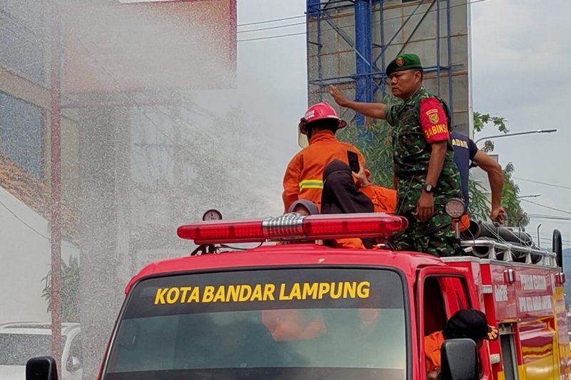 Cegah COVID-19, Jalan di Bandar Lampung Disemprot Disinfektan