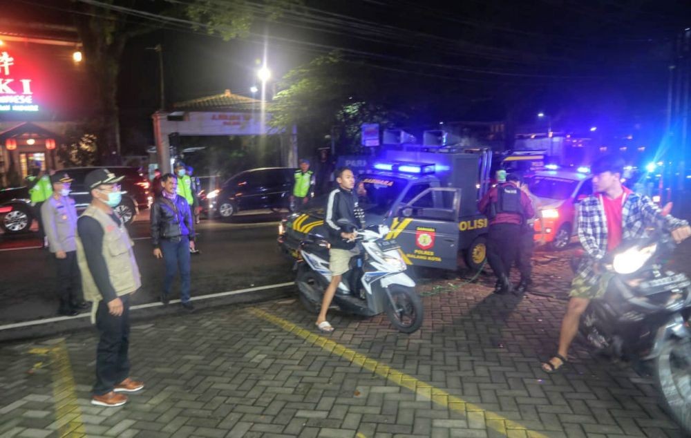 Polresta Malang Kota Bubarkan Kerumunan Orang di Beberapa Titik