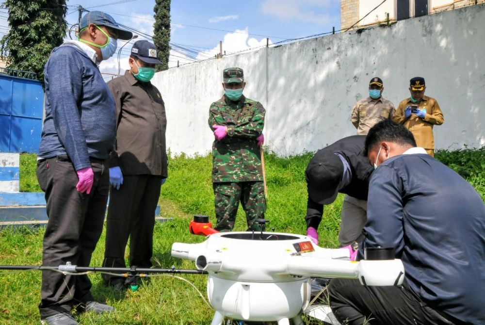 TNI, Polri dan Pemda Gunakan Drone untuk Penyemprotan Disinfektan 