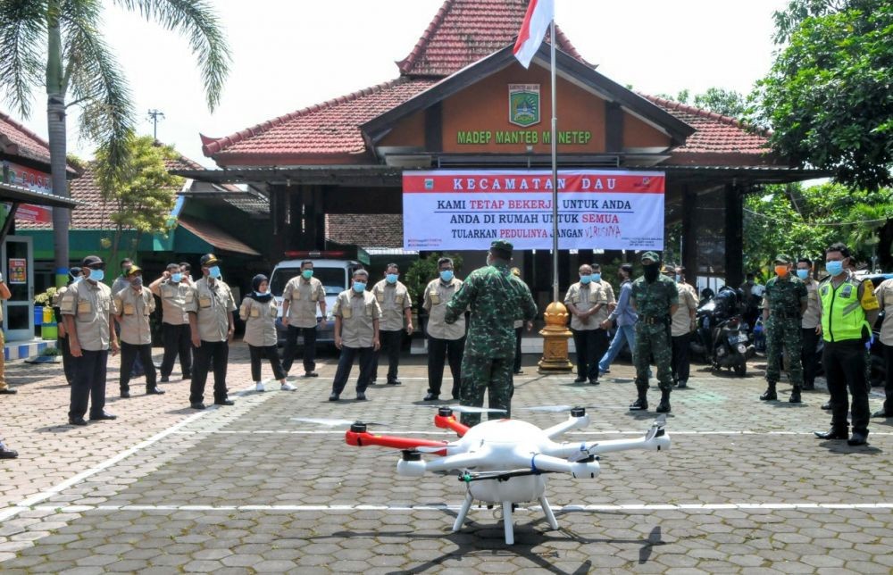 TNI, Polri dan Pemda Gunakan Drone untuk Penyemprotan Disinfektan 