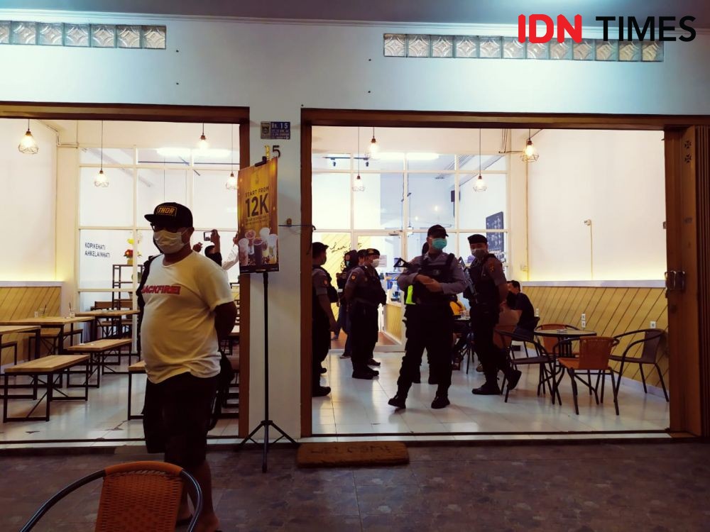 Cegah Corona, Polisi dan Satpol PP Bubarkan Warga yang Kongko di Kedai