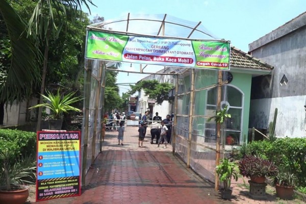Cegah Corona, Warga Pasang Bilik Disenfektan di Pintu Masuk Perumahan