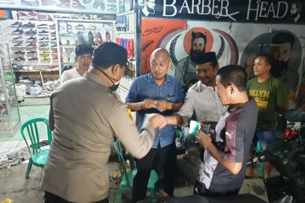Bagi-bagi Masker hingga Bubarkan Warga, Kiat Polisi Cegah Corona