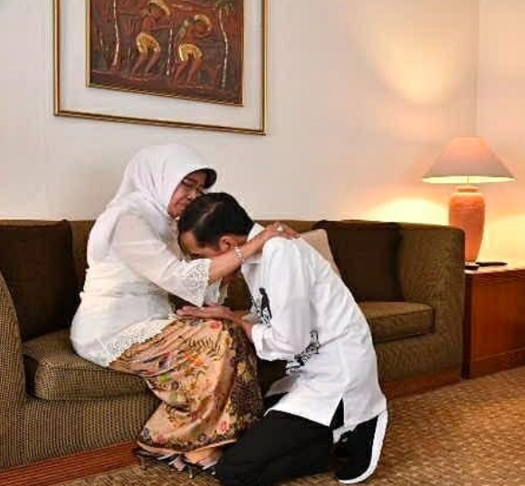 9 Momen Kenangan Presiden Jokowi dengan Mendiang Ibu Tercinta