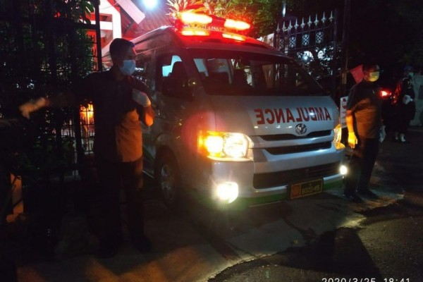 Jenazah Ibunda Jokowi Dibawa Menggunakan Ambulans Tiba di Rumah Duka