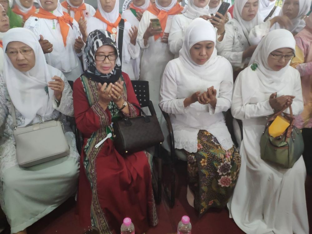 Salat Gaib untuk Ibunda Jokowi, Khofifah Panjatkan Doa Terbaik