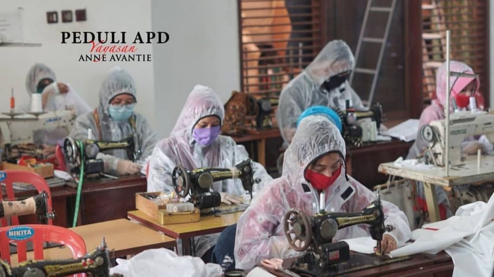 10 Potret Menyentuh Anne Avantie, Kerahkan Pegawai untuk Produksi APD