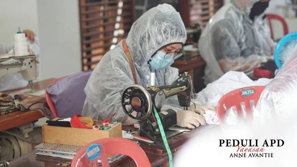 10 Potret Menyentuh Anne Avantie, Kerahkan Pegawai untuk Produksi APD