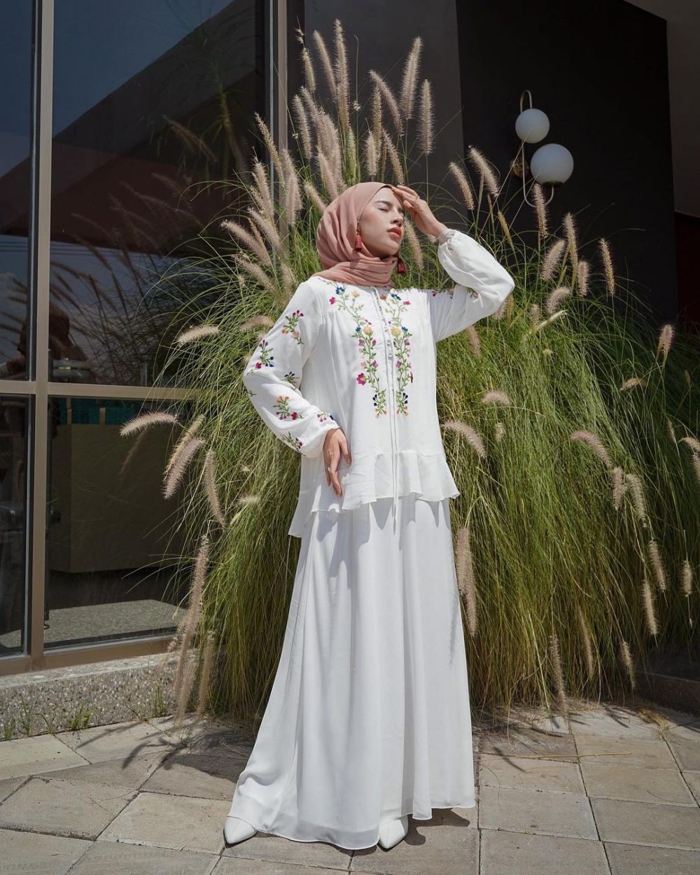 10 Style  Hijab Kondangan  dengan Dress Putih Simple  tapi 
