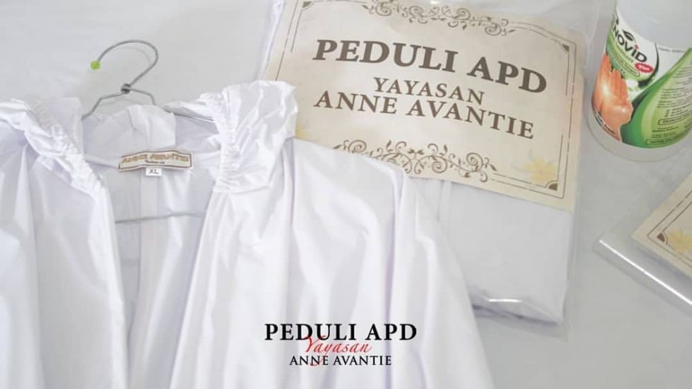 10 Potret Menyentuh Anne Avantie, Kerahkan Pegawai untuk Produksi APD