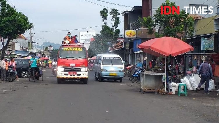 Cegah COVID-19, Pusat Keramaian di Cirebon Disemprot Disinfektan