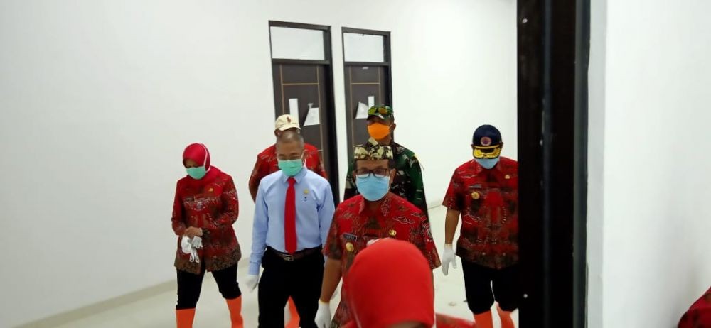 Cegah COVID-19, Pusat Keramaian di Cirebon Disemprot Disinfektan