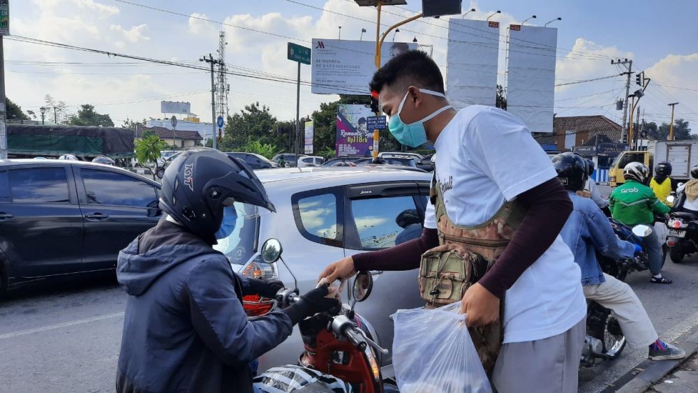 Dosen UGM dan Komunitas Bagikan 7.000 Botol Hand Sanitizer Gratis