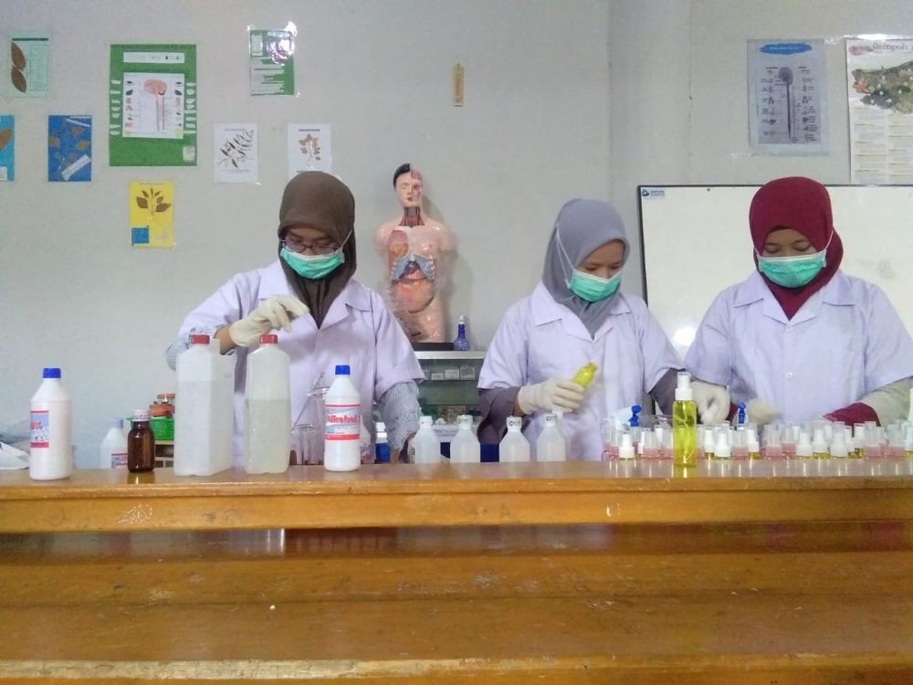 Sikola Pomore di Palu Bagikan Hand Sanitizer Gratis untuk Buruh Harian
