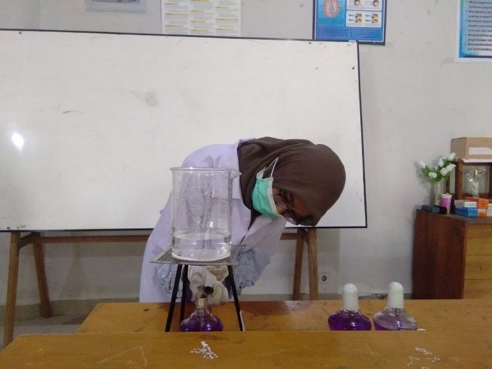 Sikola Pomore di Palu Bagikan Hand Sanitizer Gratis untuk Buruh Harian
