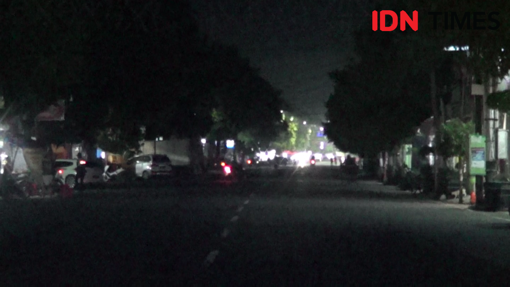 Kota Tegal Lockdown, Jalan Ditutup Beton, Listrik Dipadamkan!