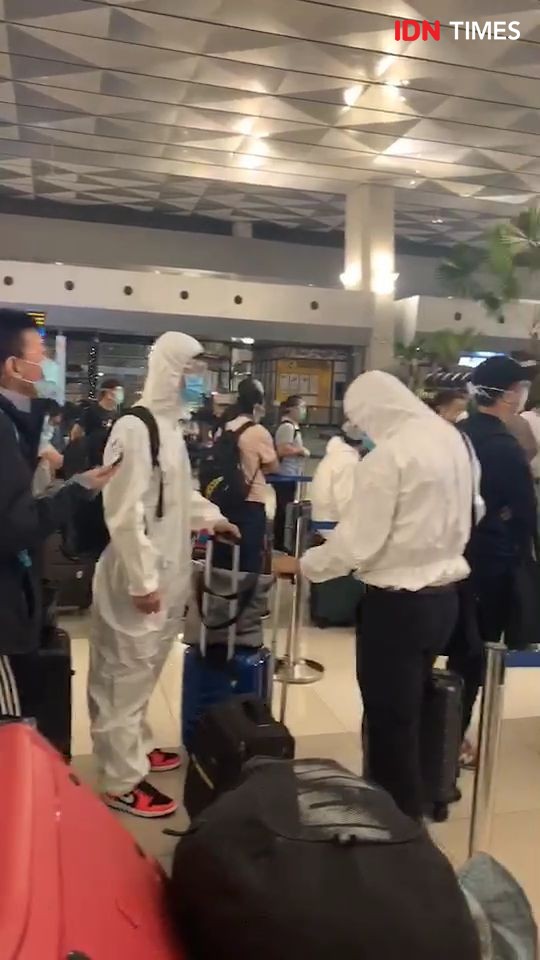 Hendak ke Tiongkok, WNA Pakai APD di Bandara Soetta