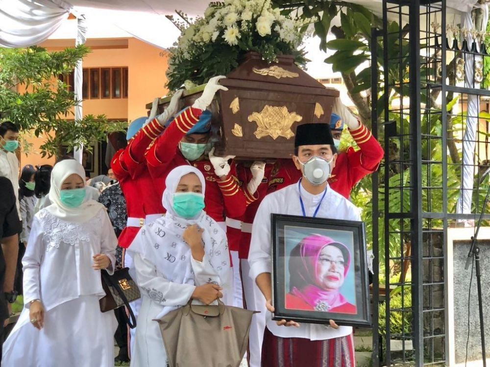 Tertutup, Jenazah Ibunda Jokowi Dimakamkan di Samping Sang Suami