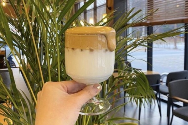 Lagi Viral Banget, Ini Cara Gampang & Murah Bikin Kopi Dalgona