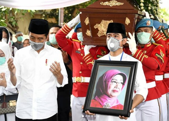 Penuh Haru! 7 Potret Presiden Jokowi saat Makamkan Ibundanya di Solo