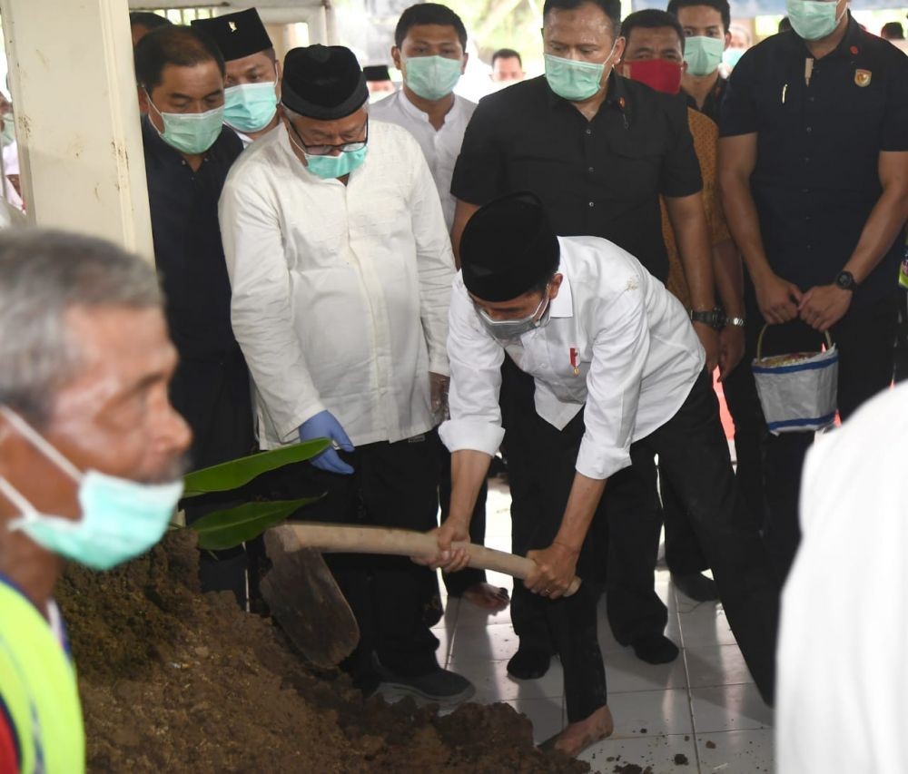 Penuh Haru! 7 Potret Presiden Jokowi saat Makamkan Ibundanya di Solo