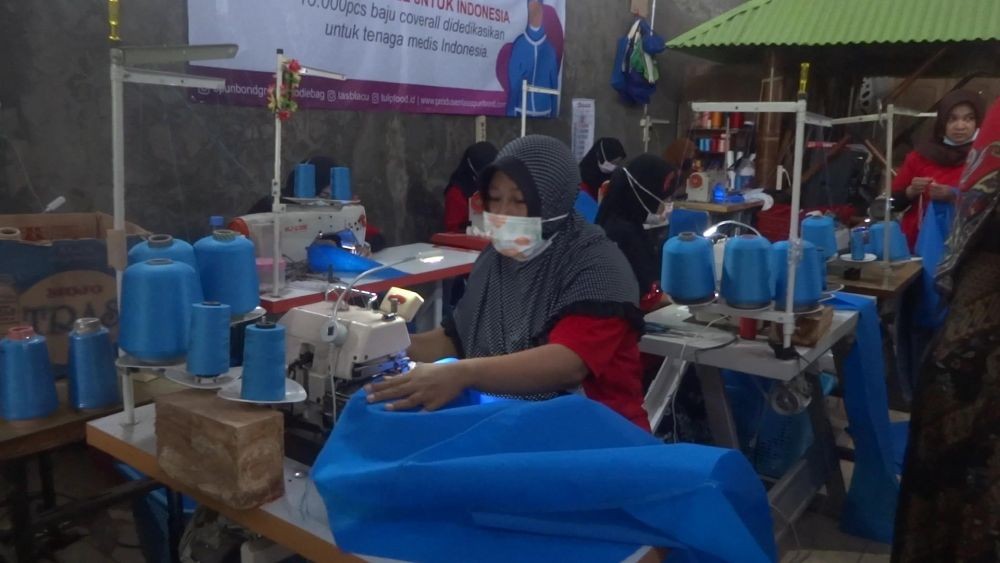 Salut Banget, Perusahaan Konveksi di Tulungagung Donasikan Ribuan APD