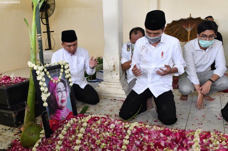 Penuh Haru! 7 Potret Presiden Jokowi saat Makamkan Ibundanya di Solo