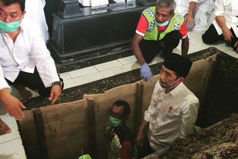 Penuh Haru! 7 Potret Presiden Jokowi saat Makamkan Ibundanya di Solo