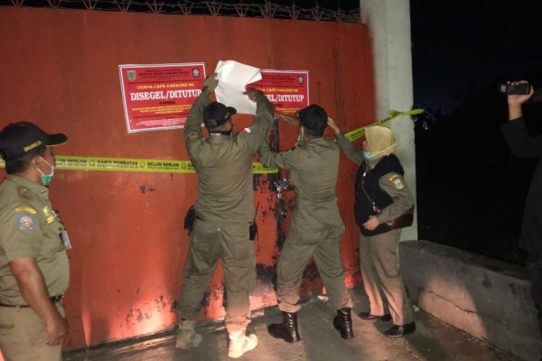 Masih Nekat Buka, Cafe Karaoke di Kudus Disegel Satpol PP