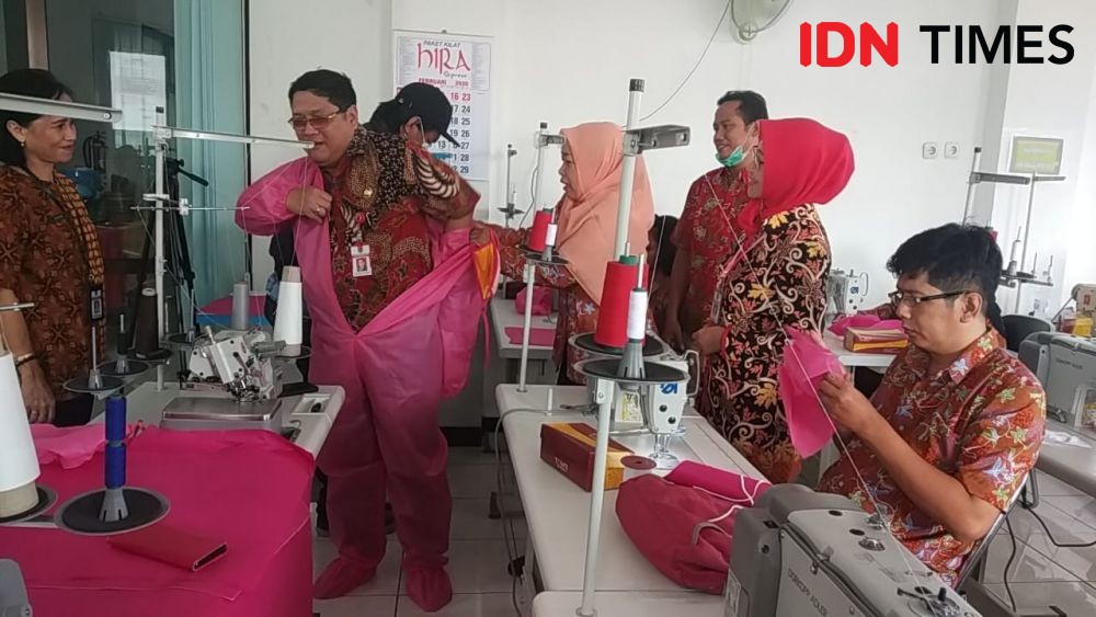 Peserta Diklat BLK Dikerahkan Jahit APD Tenaga Medis COVID-19