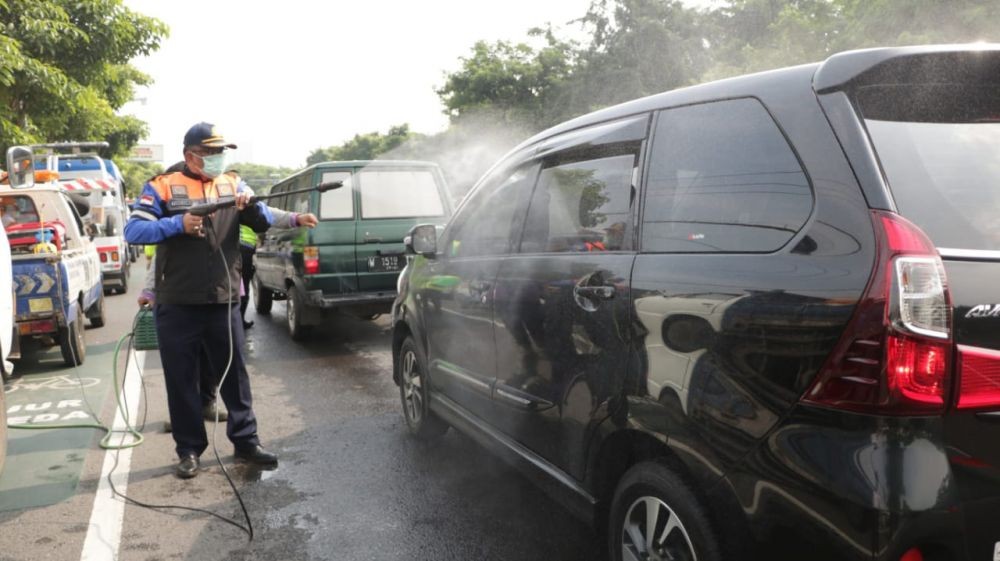 Tiap Kendaraan yang Masuk Kota Surabaya Akan Disemprot Disinfektan