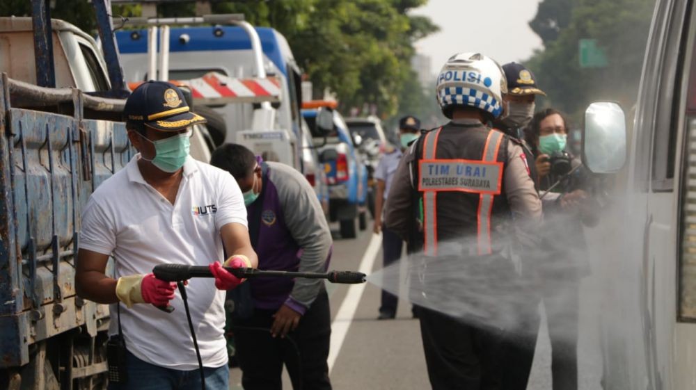 Tiap Kendaraan yang Masuk Kota Surabaya Akan Disemprot Disinfektan