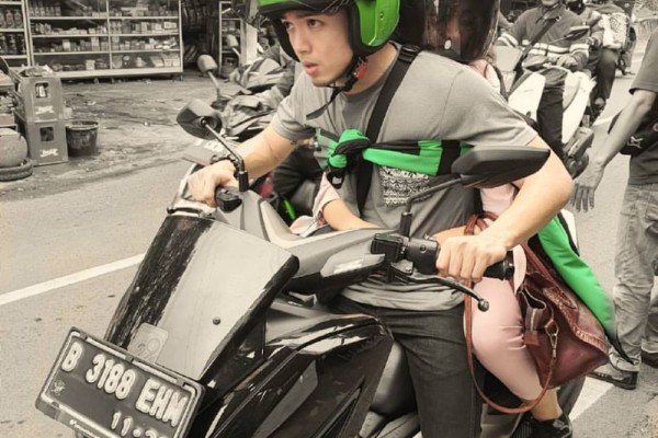 Tetap Kece, 10 Potret Nicky Tirta Jadi Driver Ojek Online