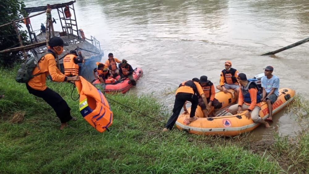Tim SAR Cari Pemuda yang Meloncat ke Sungai Brantas Nganjuk