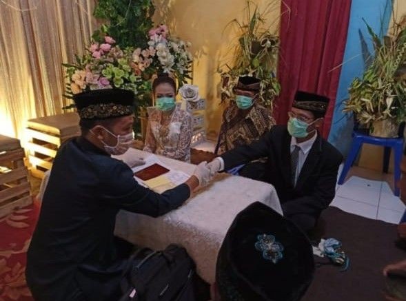 Viral, Akad Nikah di Temanggung Pakai Jas Hujan Demi Cegah COVID-19
