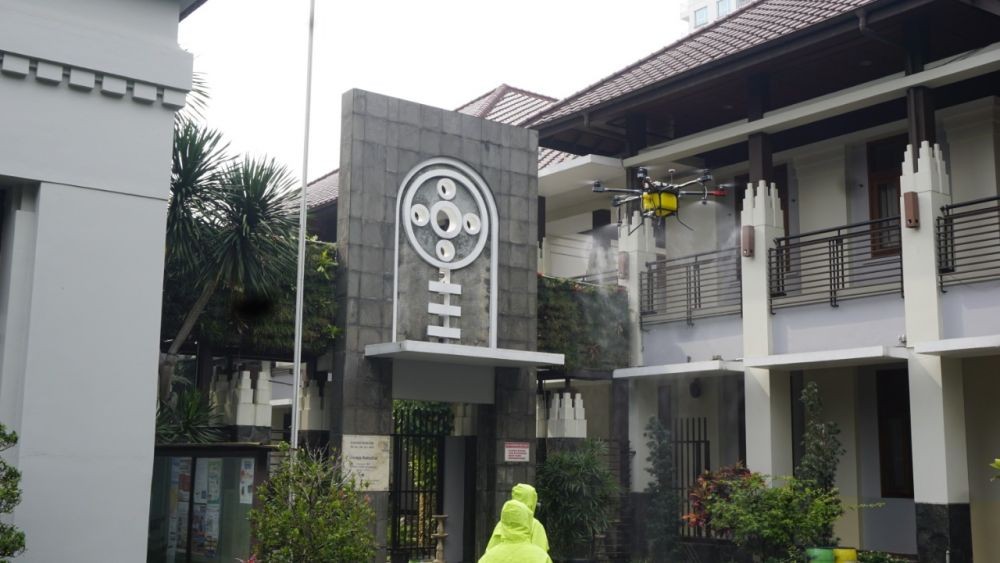 Kreatif, Relawan di Bandung Semprot Disinfektan Pakai Drone Raksasa