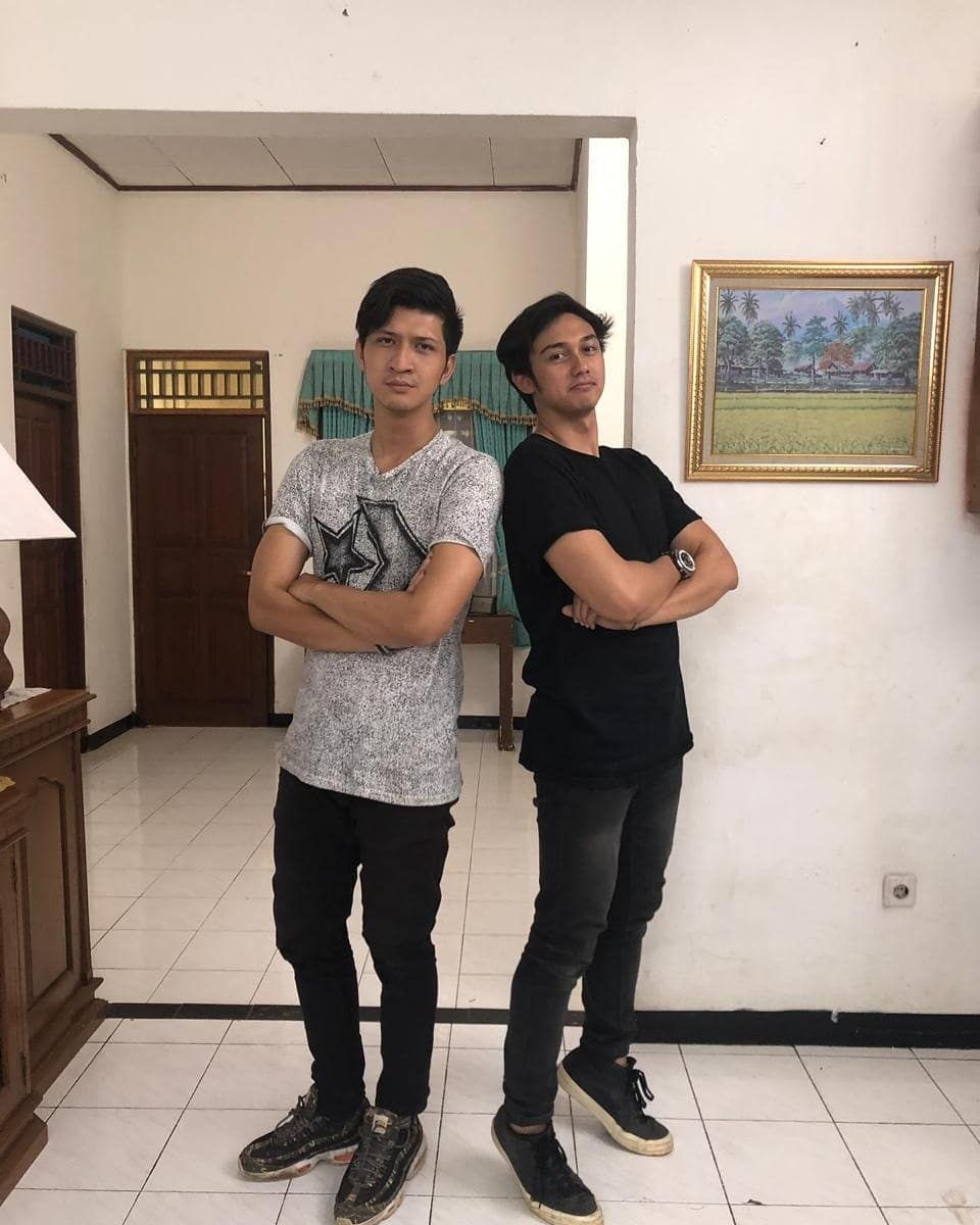 10 Persahabatan Manis Artis Cowok Indonesia, Bromance Goals!