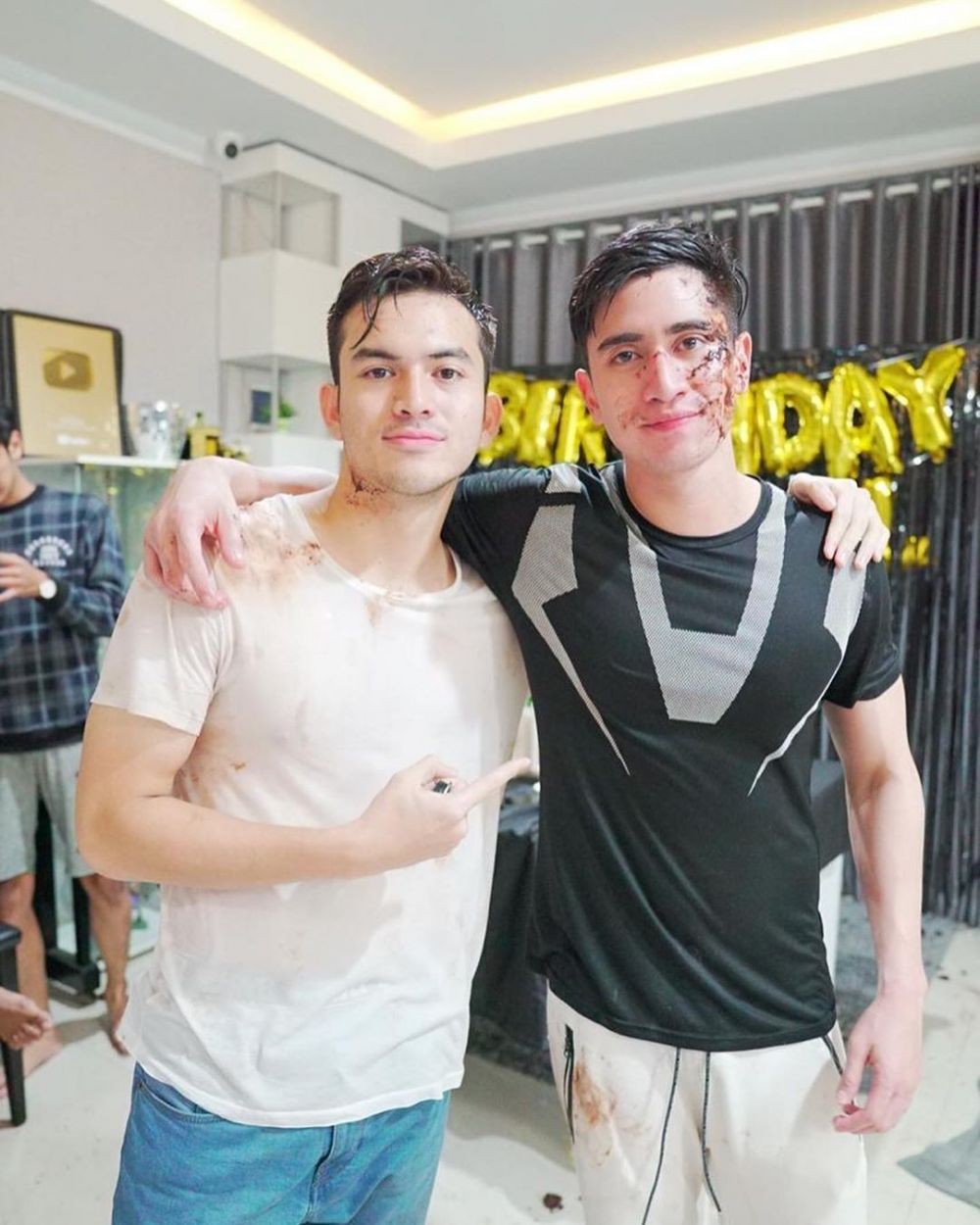 10 Persahabatan Manis Artis Cowok Indonesia, Bromance Goals!