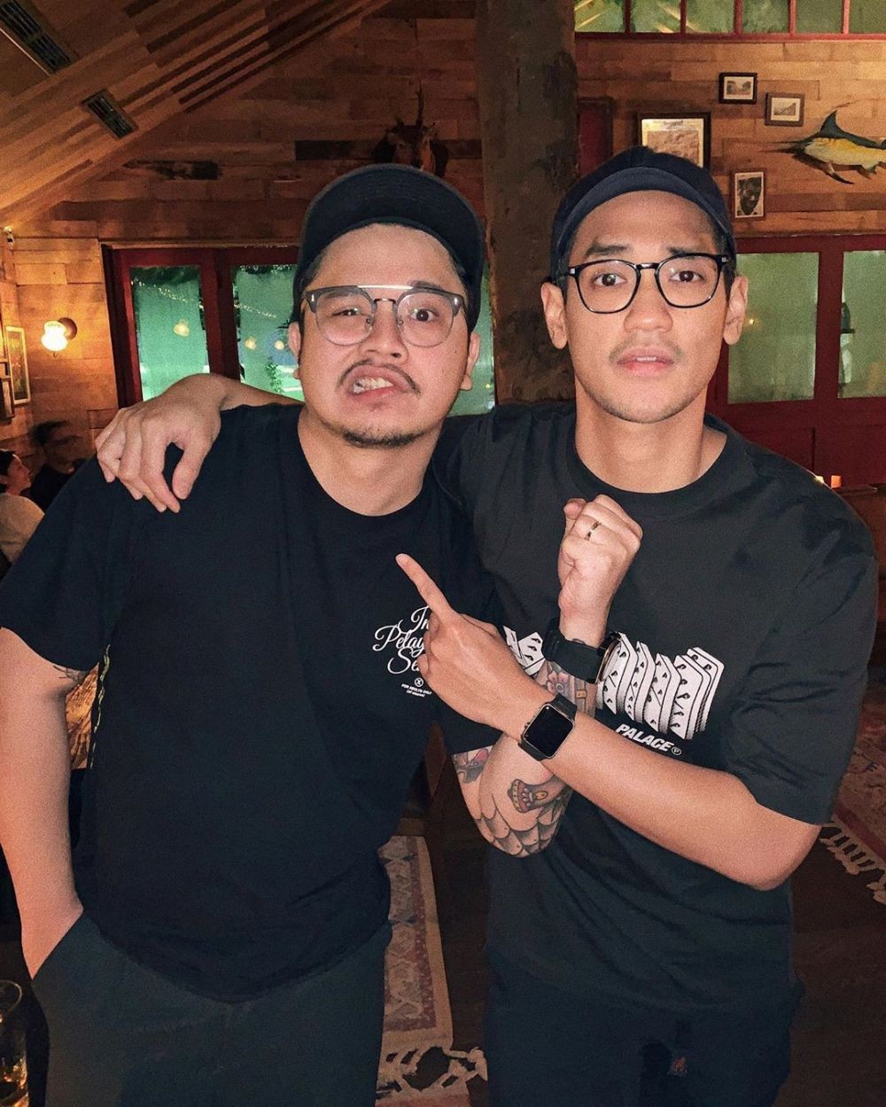 10 Persahabatan Manis Artis Cowok Indonesia, Bromance Goals!