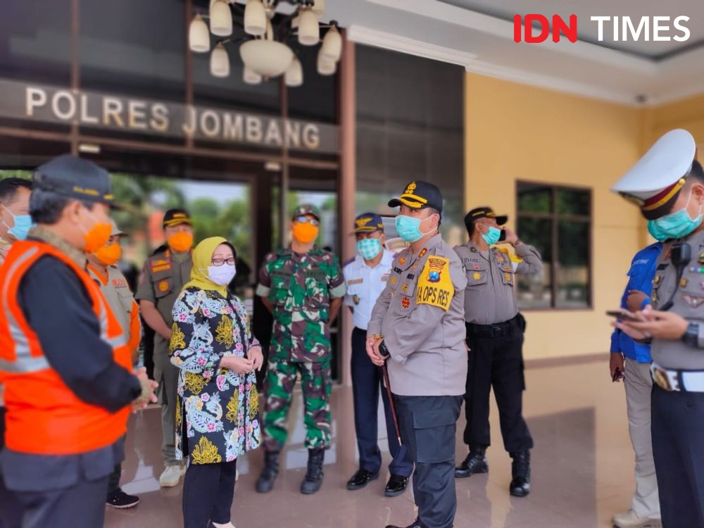 Jalan Protokol di Jombang Disemprot 13 Ribu Liter Cairan Disinfektan